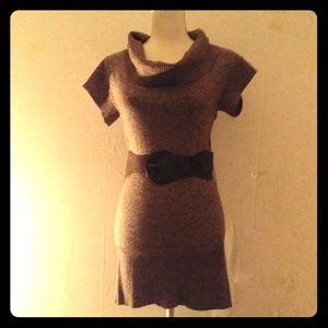 Short sleeve sweater with belt.